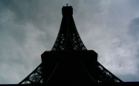 AIGINIONEWS:Γαλλία: Στο σκοτάδι ο Πύργος του Άιφελ ως φόρος τιμής στον Ζακ Σιράκ