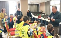 AIGINIONEWS: Μελωδικά κάλαντα του Λαζάρου από το 19 ο Δημοτικό Σχολείο στον Δήμαρχο Κατερίνης