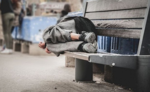 AIGINIONEWS: Οι άστεγοι της πόλης μας