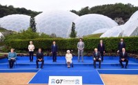 AIGINIONEWS: Η βασίλισσα Ελισάβετ έκανε δεξίωση στους ηγέτες της G7 και έκοψε την τούρτα με... σπαθί